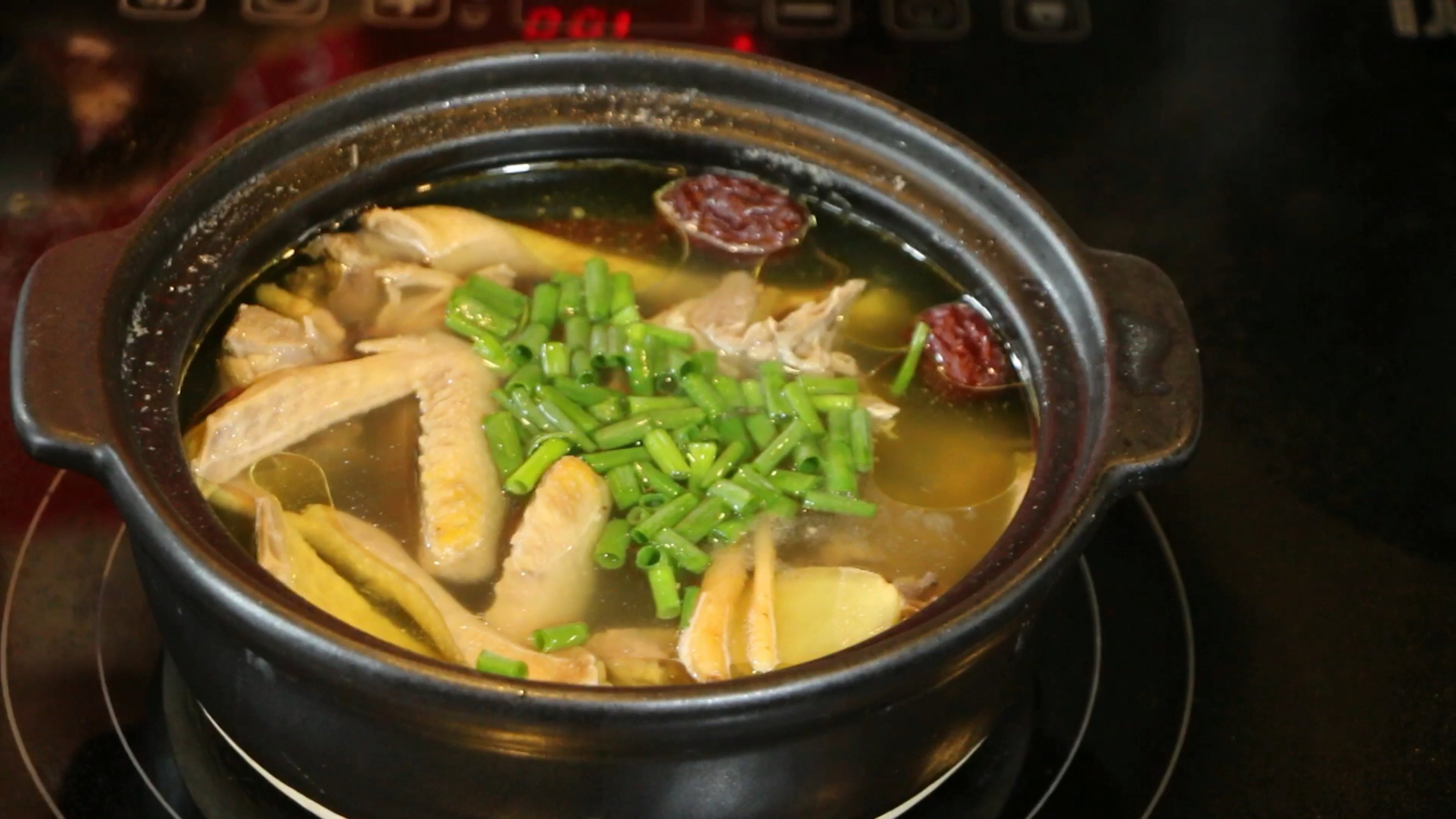 【家常菜-火腿鸽子汤】休息日的下午,慢慢炖一锅汤吧,咕嘟咕嘟