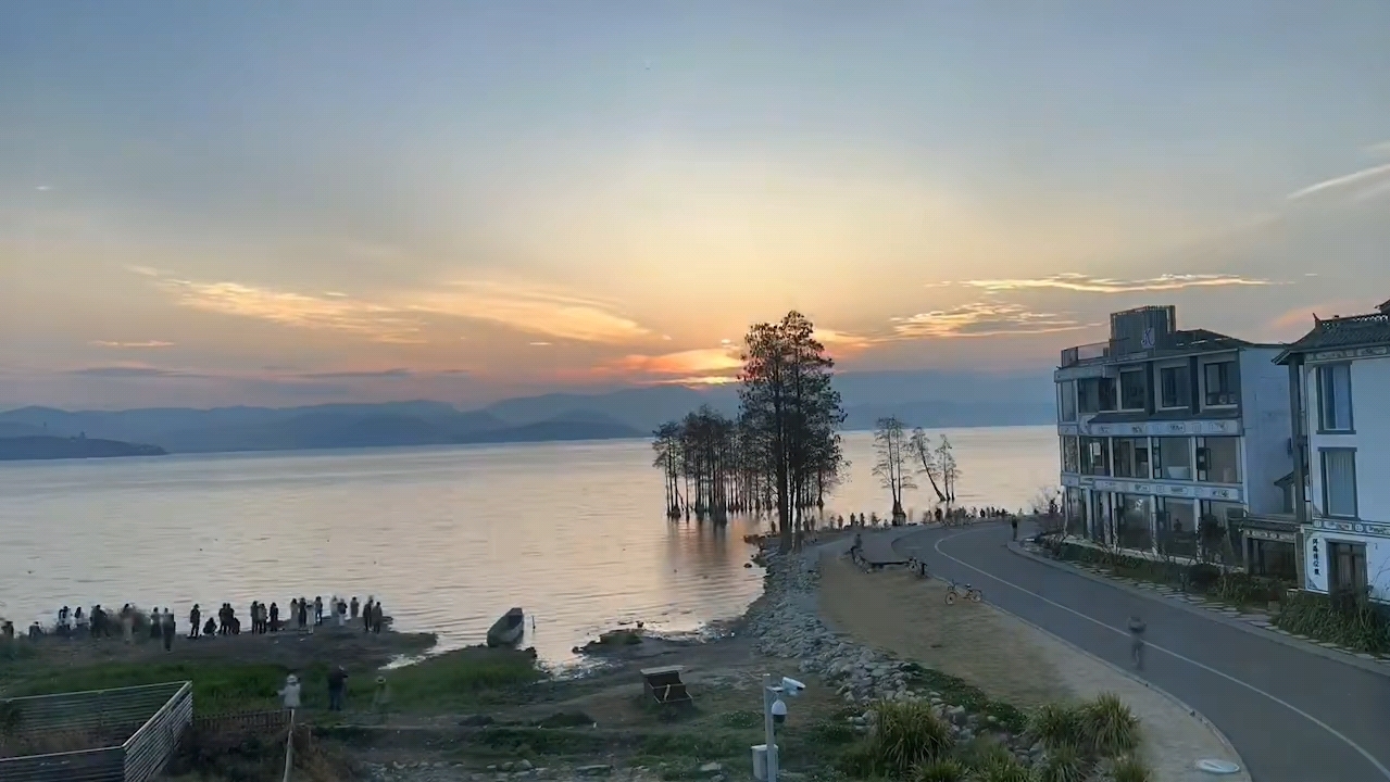 大理洱海网红步廊日落