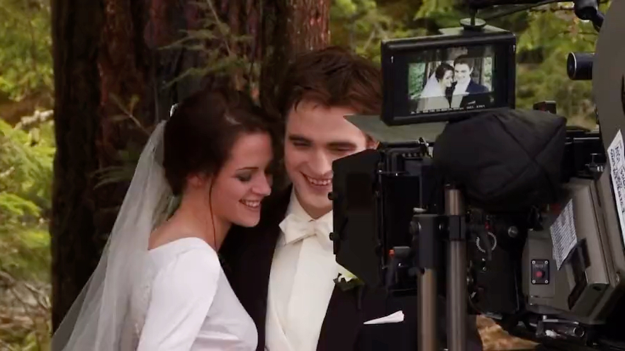 【暮光之城】男主罗伯特·帕丁森和女主克里斯汀·斯图尔特在影片中