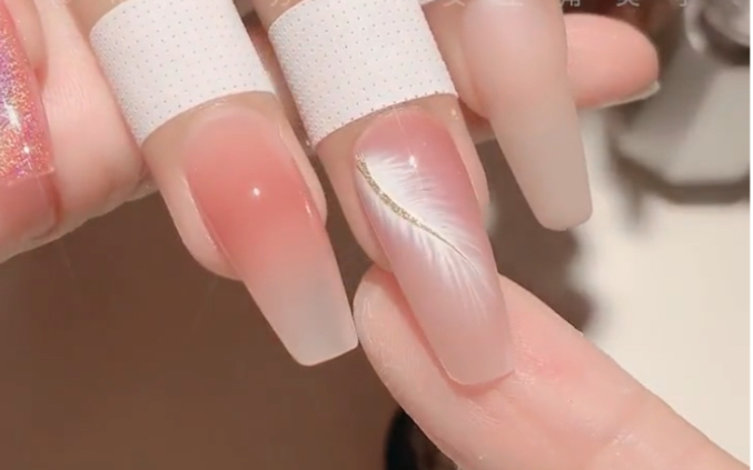 春日清新晕染羽毛美甲