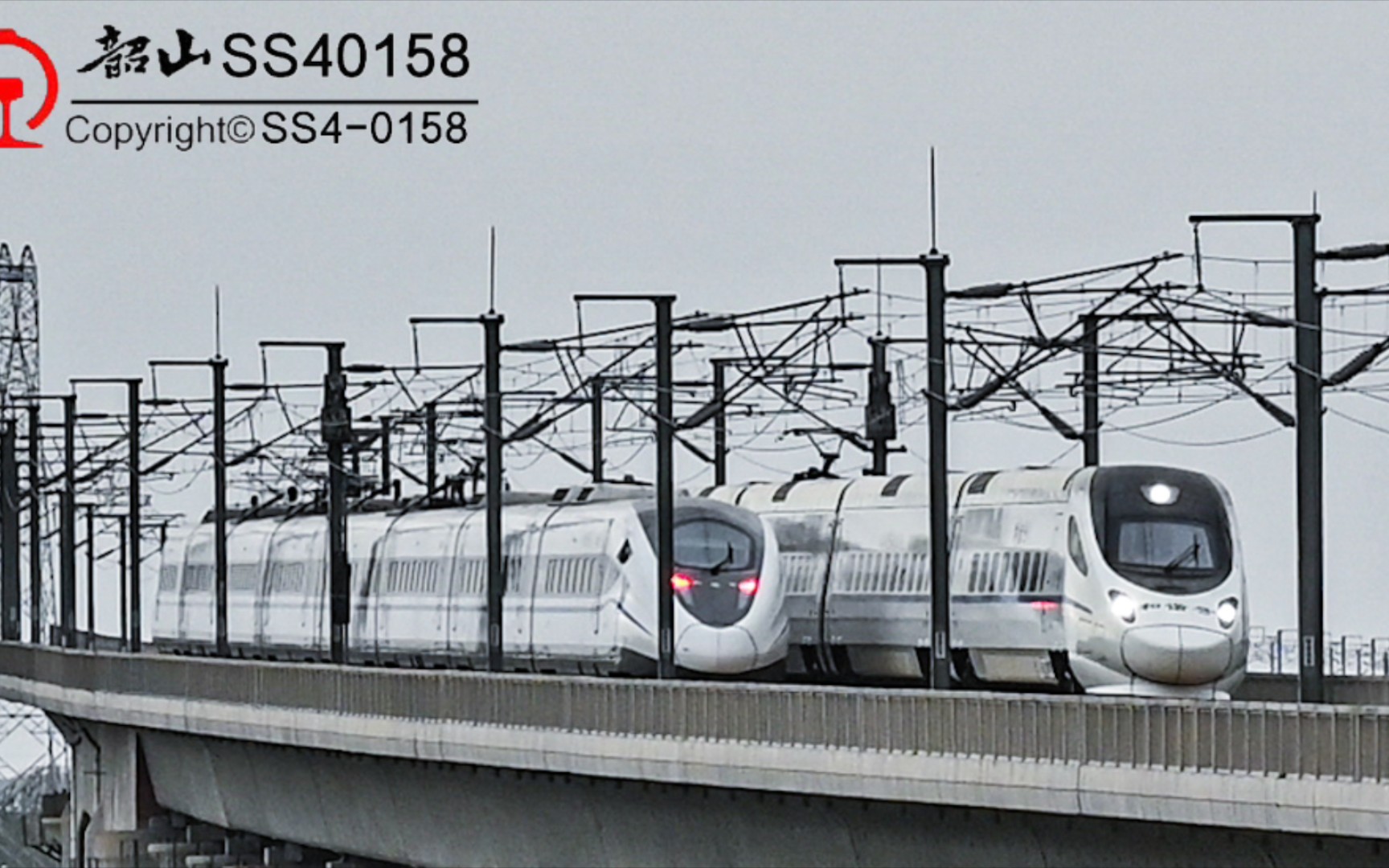 【高铁交汇】大西高铁上crh5a和crh2g交汇的瞬间!