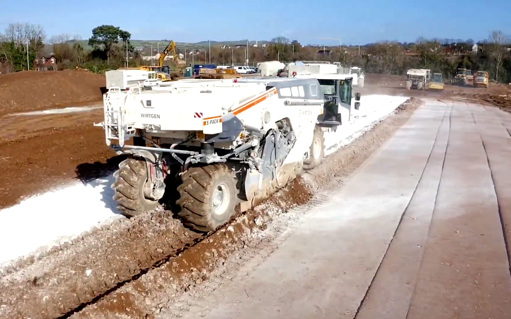 什么是冷再生机?行驶过去路面就翻新了一遍,一台价值500万!