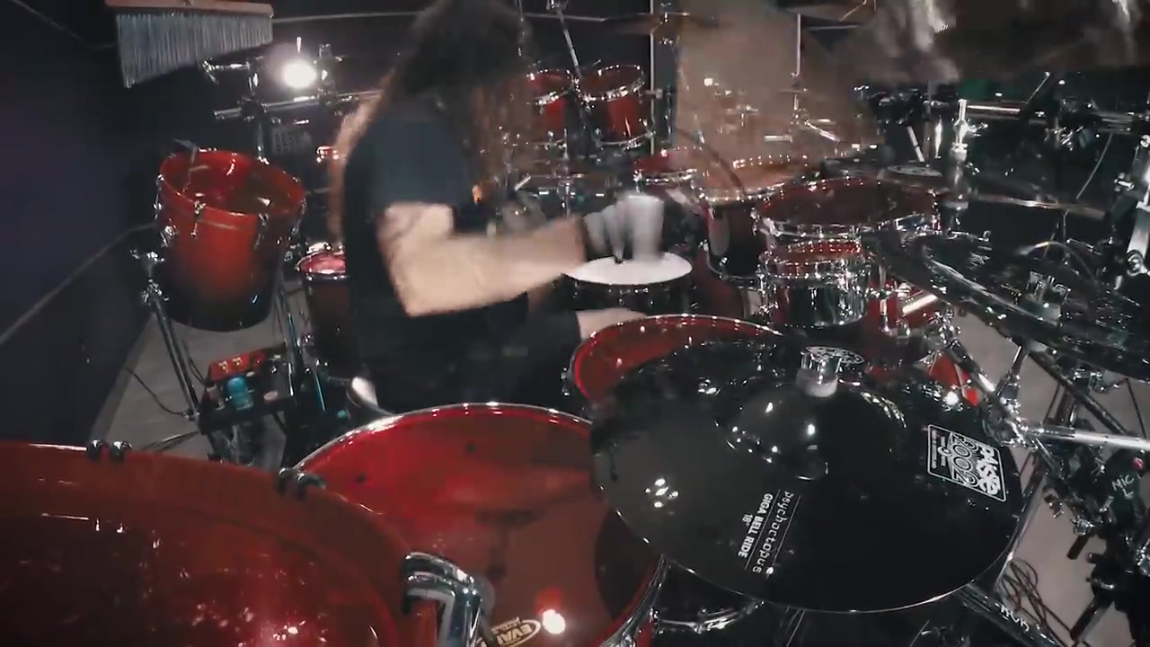 [图]【架子鼓】TVMaldita Presents! Aquiles Priester playing Through the Fire and Flames