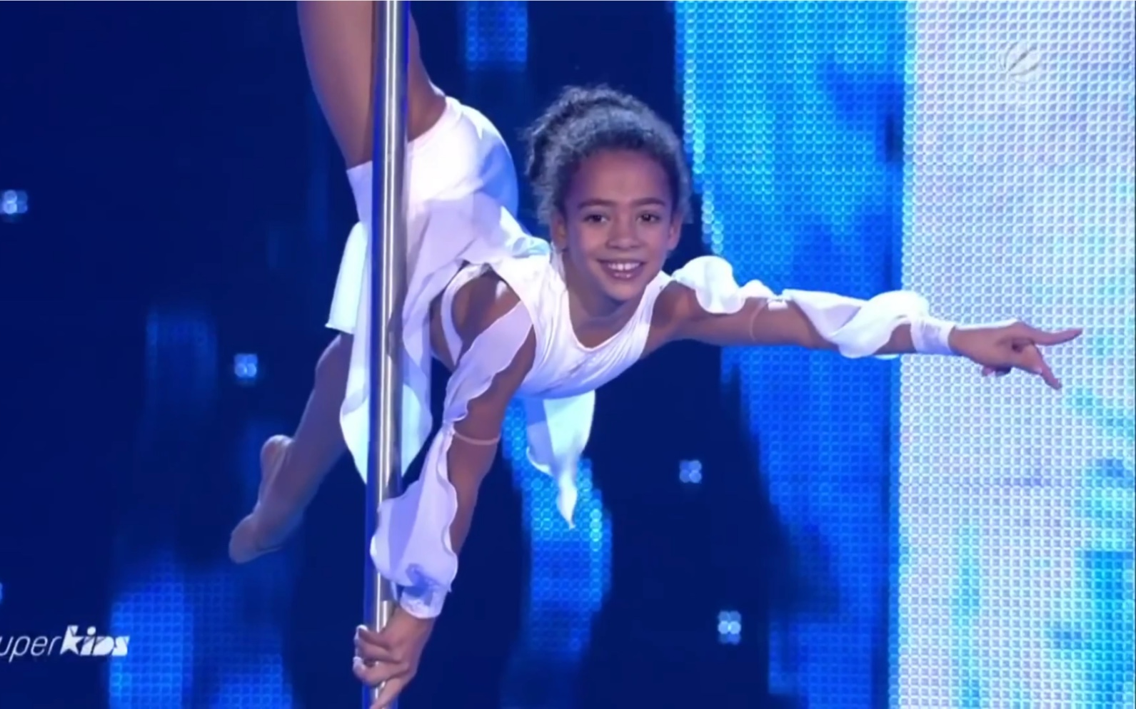 9岁小女孩超美的钢管舞现场观众都high了