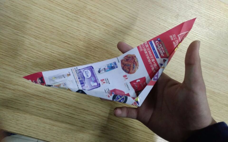 黑哥魔改冲浪纸飞机手推试飞视频!