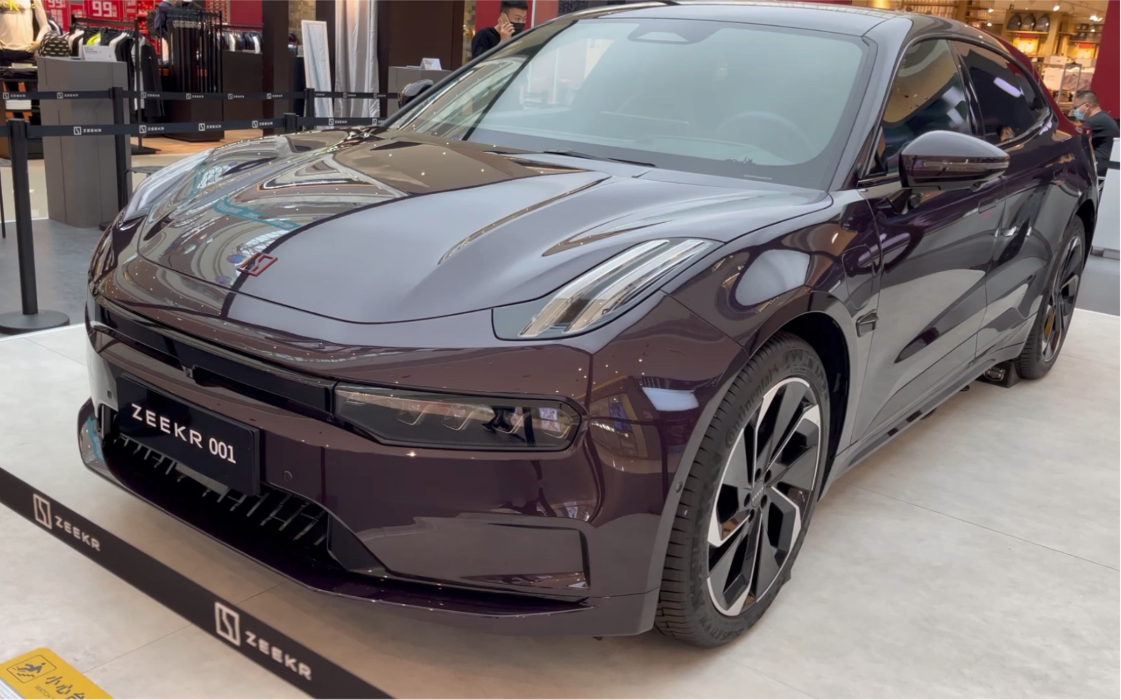 极氪001紫色实拍