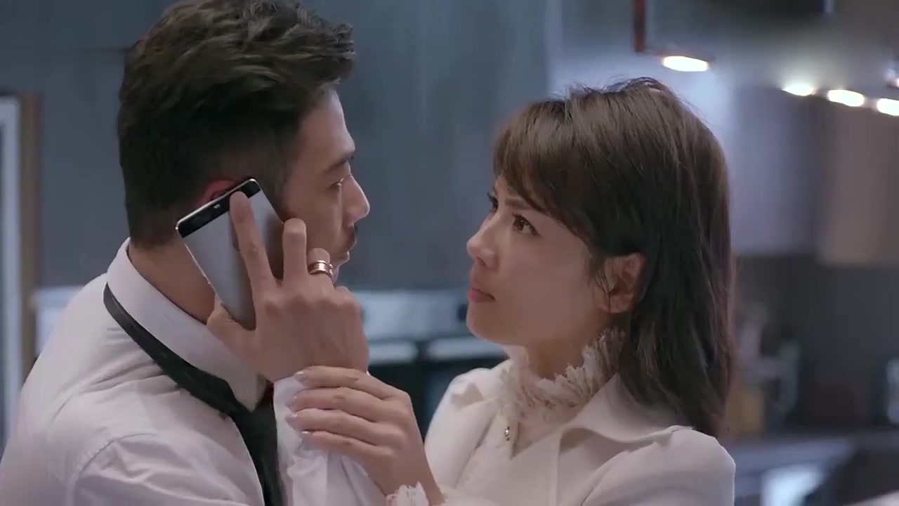 欢乐颂2 小包总和安迪谈情说爱被包太太电话打断!