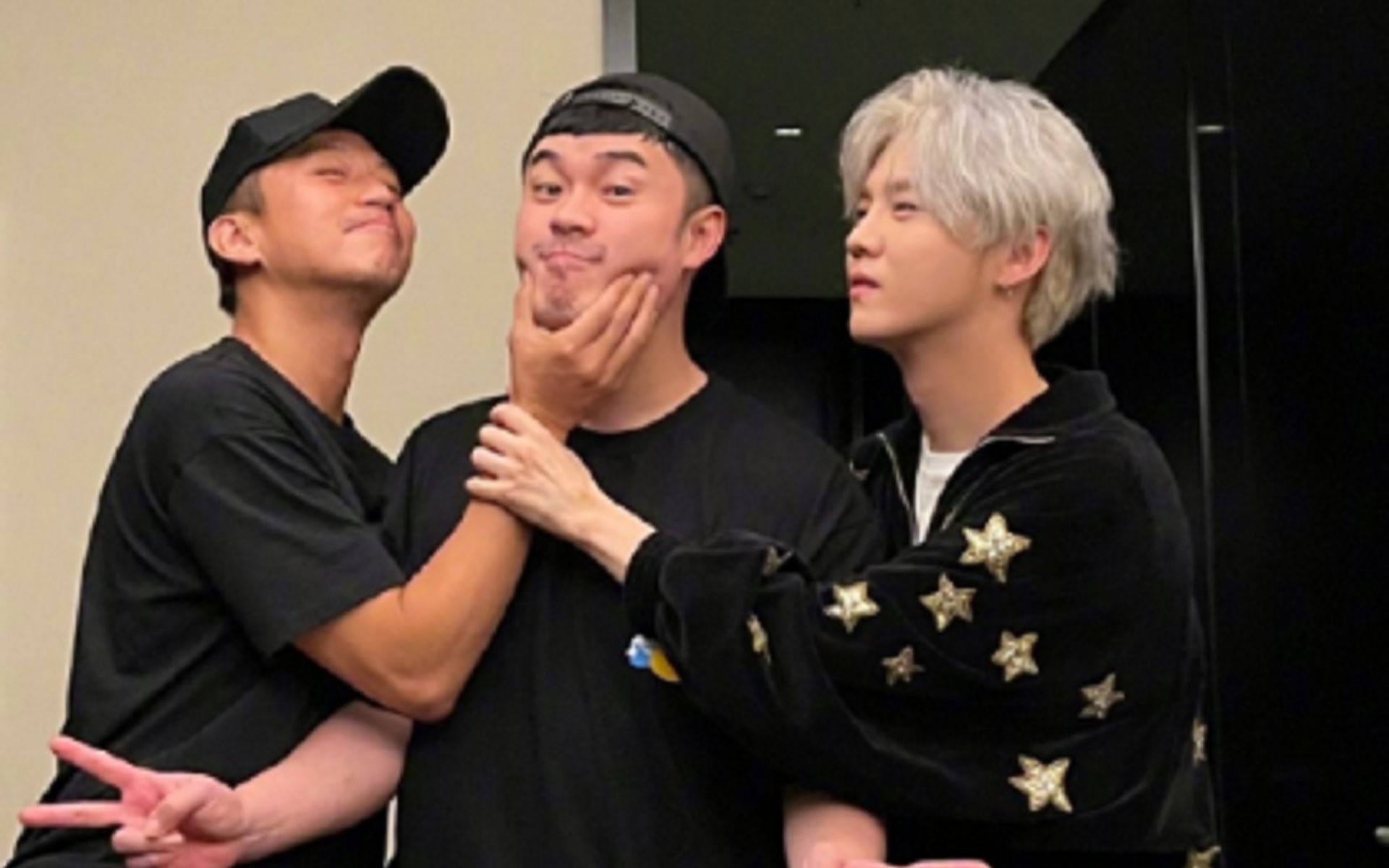 邓超鹿晗看望术后的陈赫,发文调侃他的脚全世界最丑,三人合影超搞怪