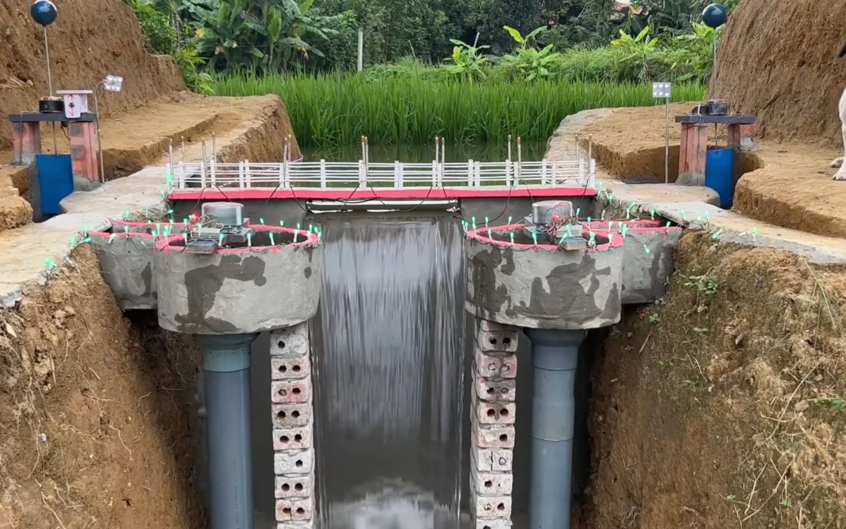 不顾阻拦在排水渠建造水电站,完工那一刻迎来众人的惊叹!哔哩哔哩bilibili