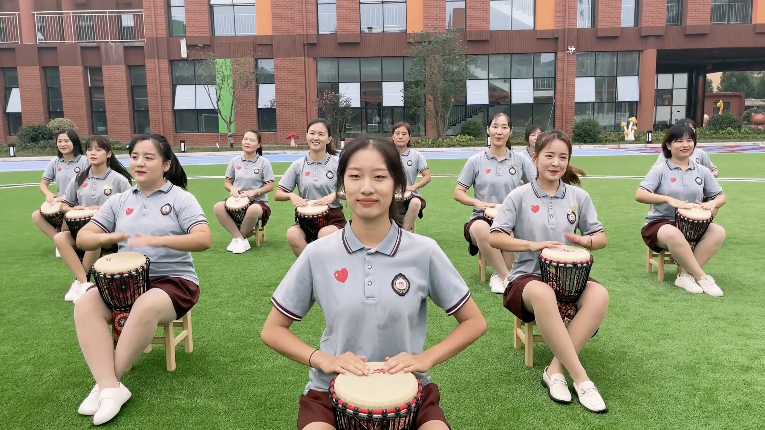 [图]幼师年会节目(￣▽￣)非洲鼓《祖国的花朵》