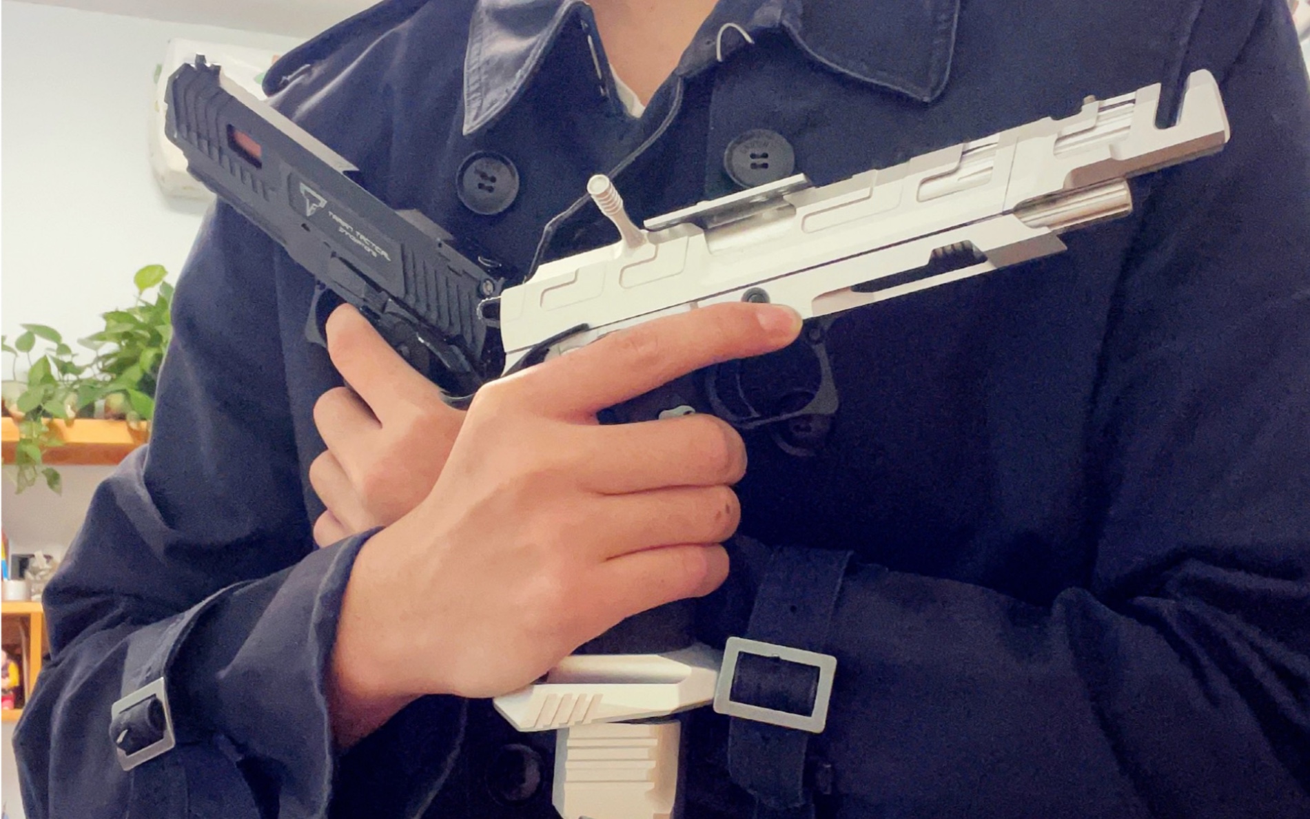 美国德州红脖子把玩他心爱的模型