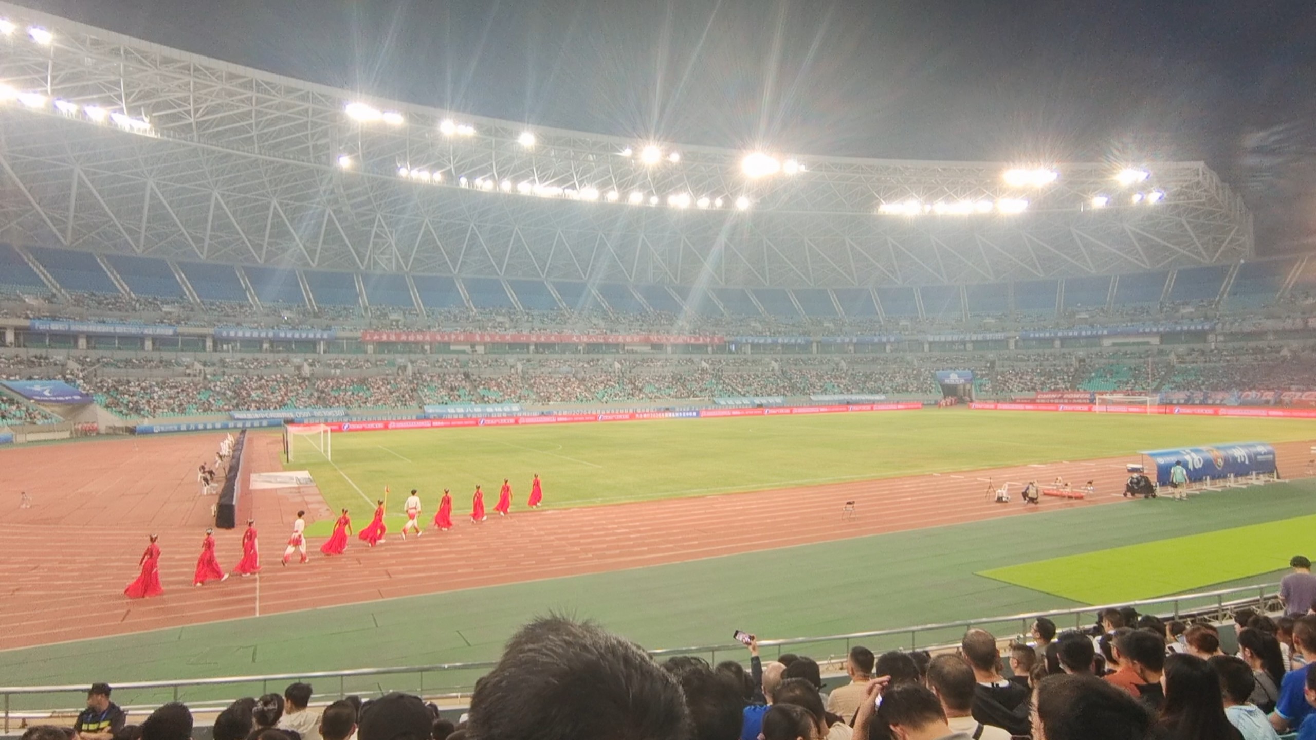 福州（闽A）VS莆田（闽B）比赛前进行表演+福州队和远道而来的莆田队进场了！！起立唱国歌+双方交换礼物和队徽章，抛硬币（福州-正面，莆田-反面）