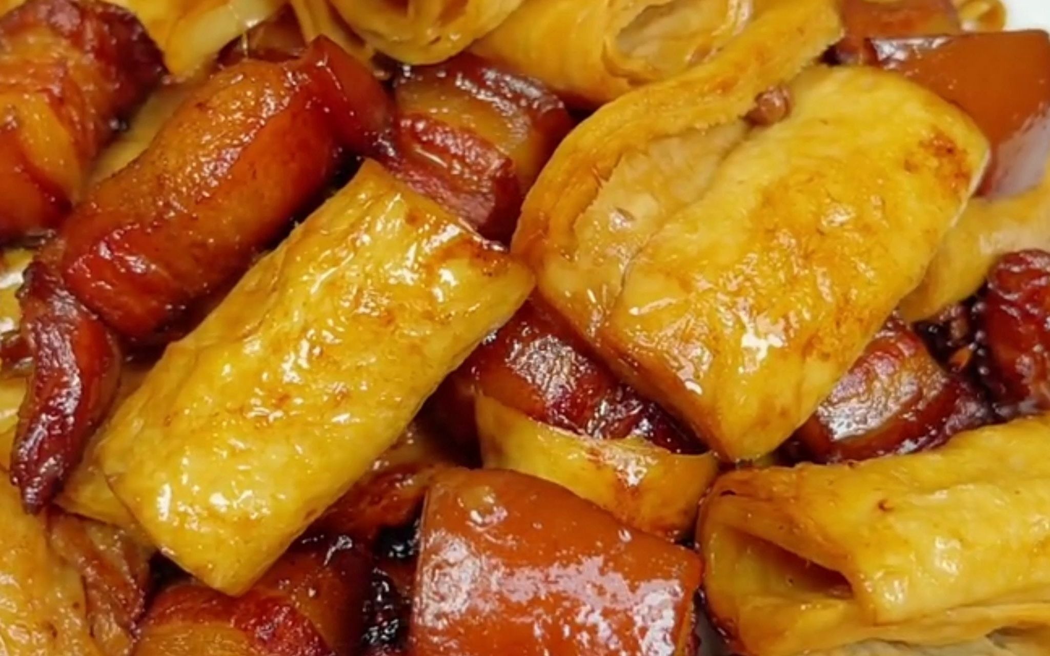 今天分享一个豆笋炖红烧肉的教程,简单易学特下饭,想不想尝两块