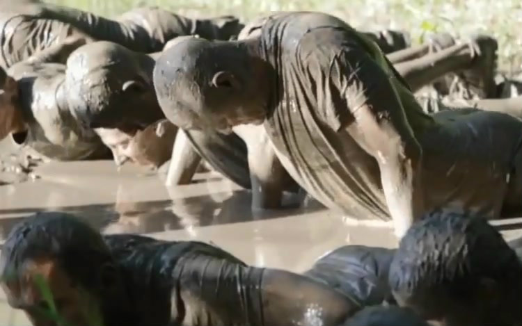 [图]极限海豹体验 第三季 第二集：Mud Pits