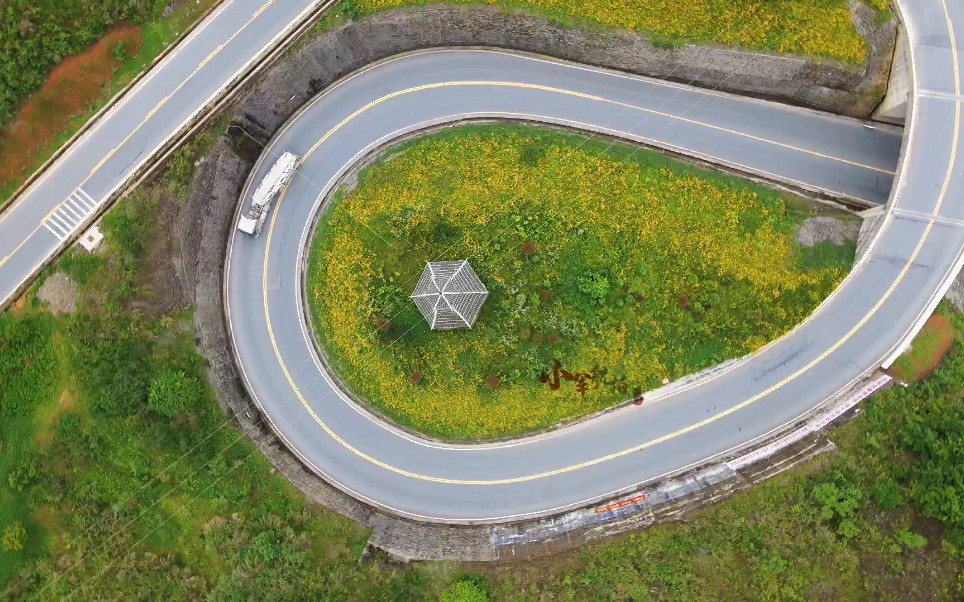 在贵州的山坳里有一座立交桥,由于形状酷似螺丝,当地人称螺丝桥