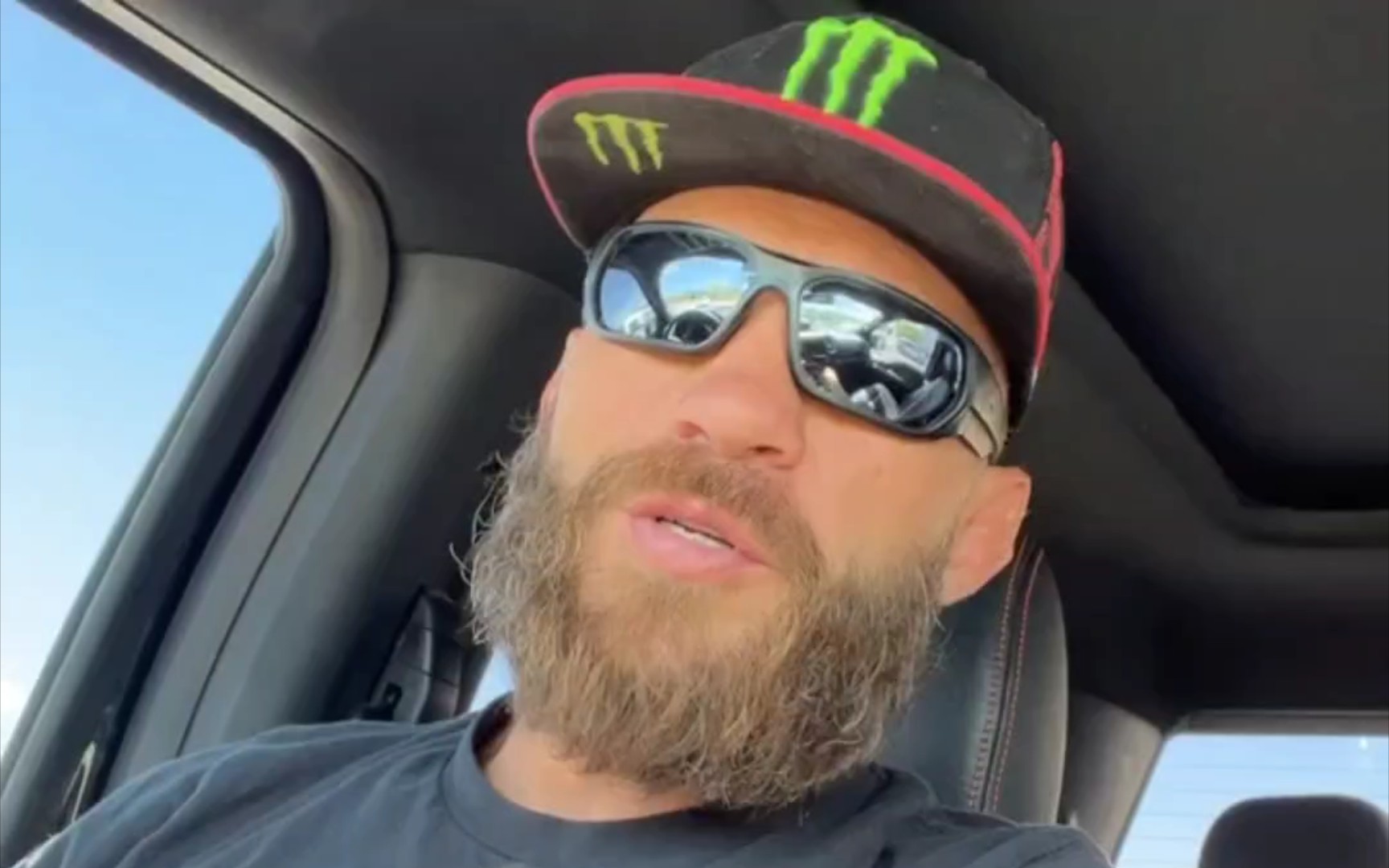 ufc"牛仔"唐纳德赛罗尼为退赛向粉丝道歉表示自己在打满50场比赛后