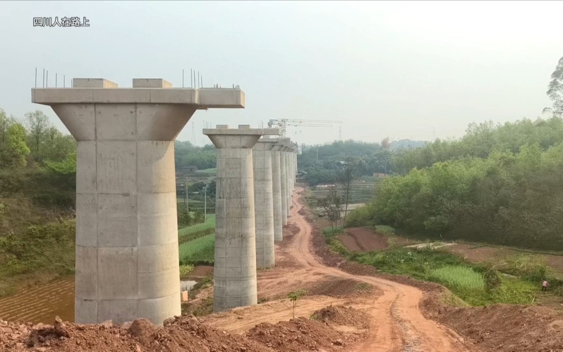 隆叙铁路改造,路基正抓紧建设,架桥机好往前架桥哔哩哔哩bilibili