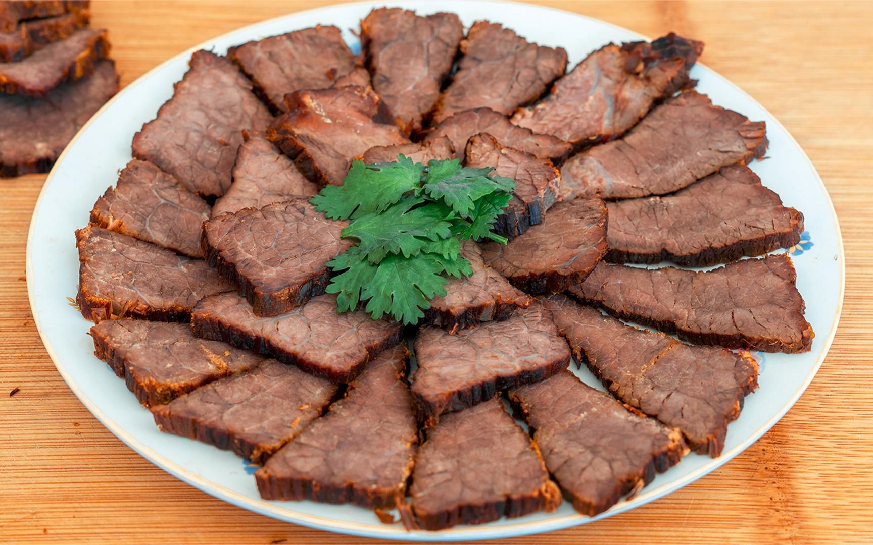 熟食店大妈30年,卤牛肉秘制配方,肉质鲜嫩不腥也不柴,十里飘香