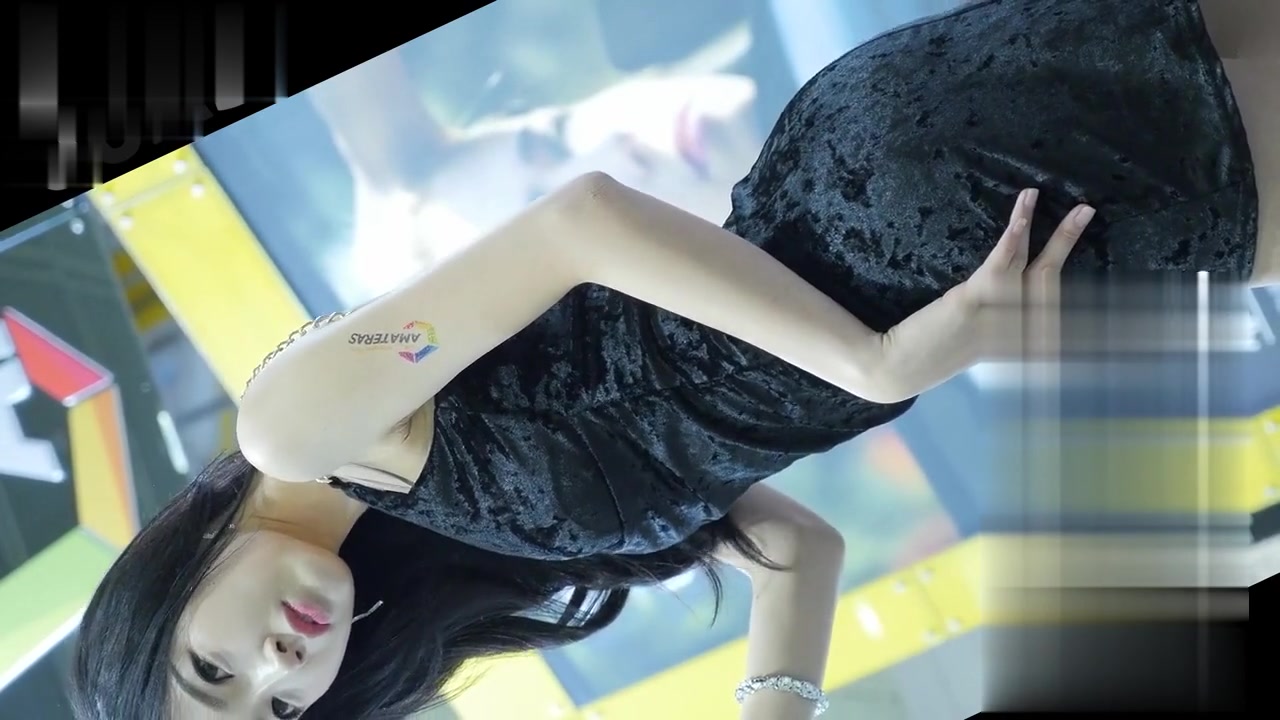 饭拍 韩国性感汽车模特kim dana ,身穿黑色系连衣裙,尽显骨感美 双腿