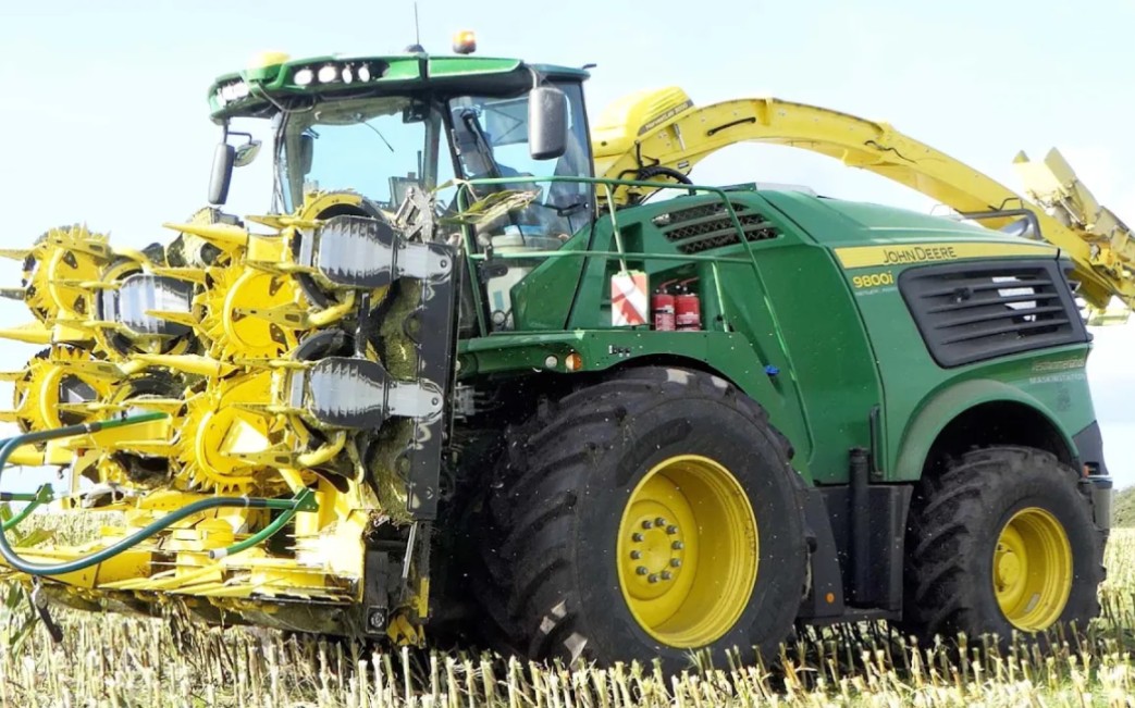 约翰迪尔(john deere)2022新款9800青贮机收获玉米青贮