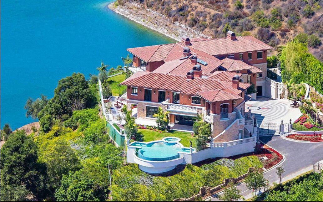 豪宅收藏洛杉矶坐落于贝莱尔湖畔景色宜人的湖畔豪宅