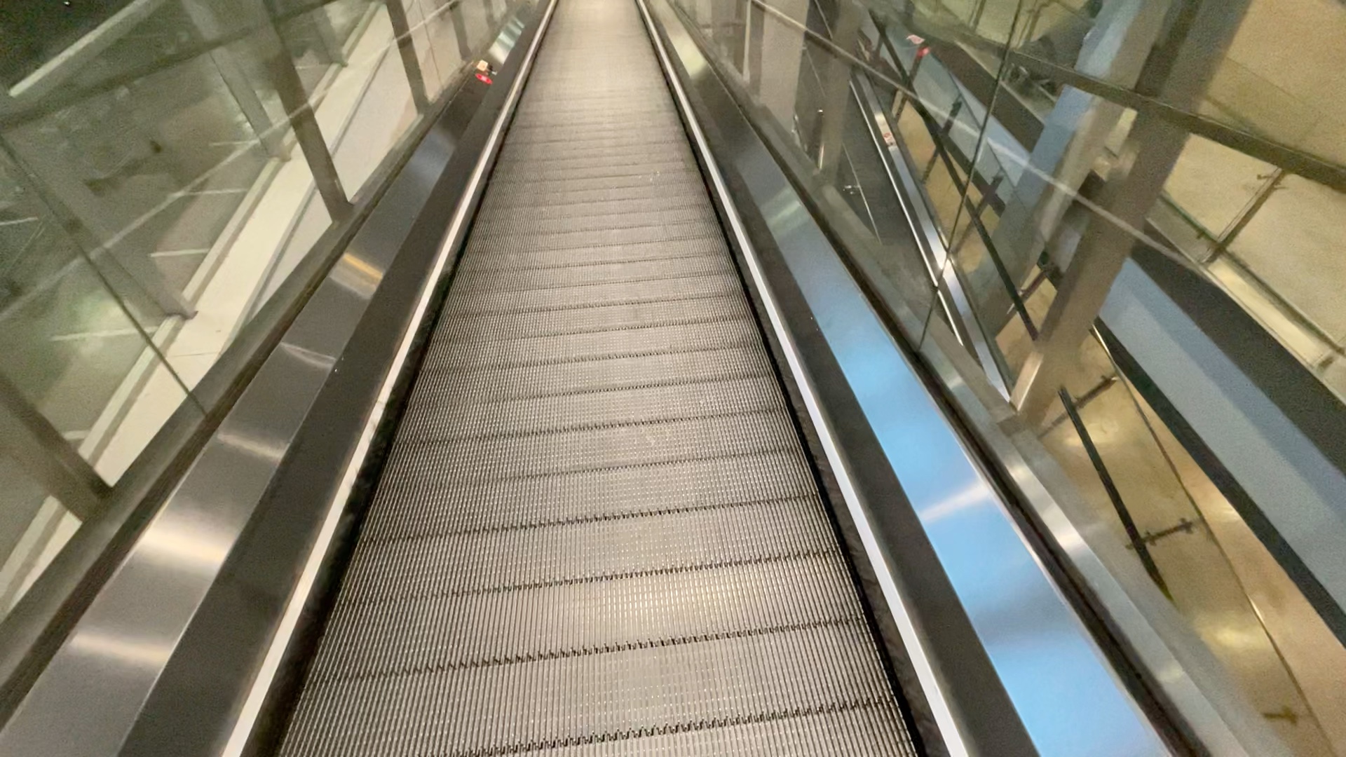 宜家停车场电梯扶梯货梯