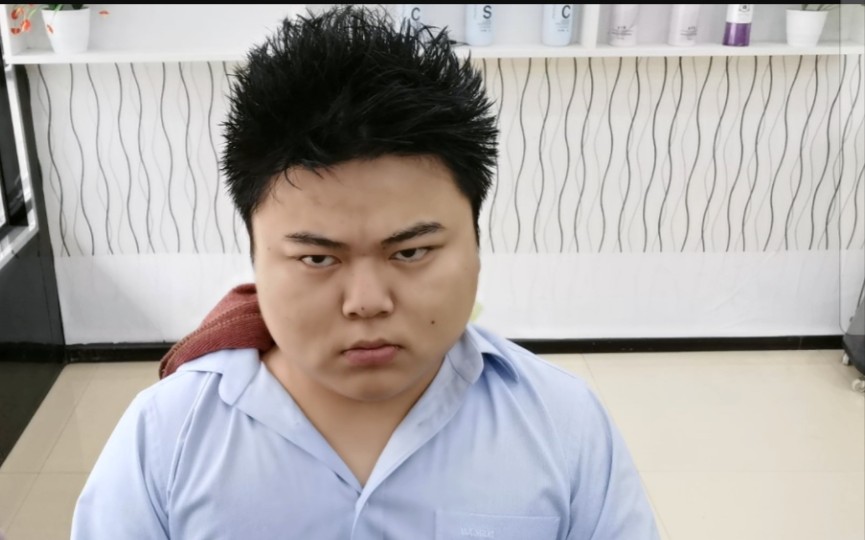 大圆脸男生发型太难看换款经典百搭型碎发发型清爽干净利落又帅气潮男