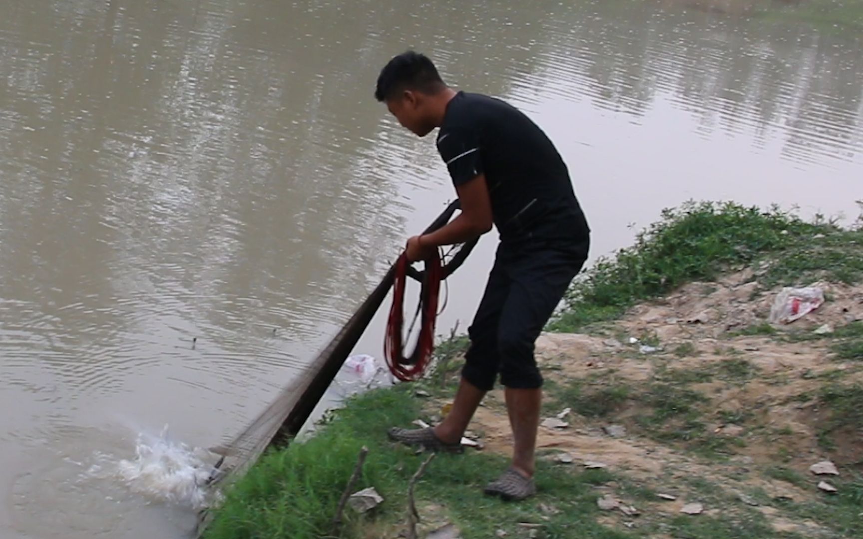 户外小猛哥:白露河水退鱼落,渔夫小猛哥岸边撒网,多个地点终于上货大