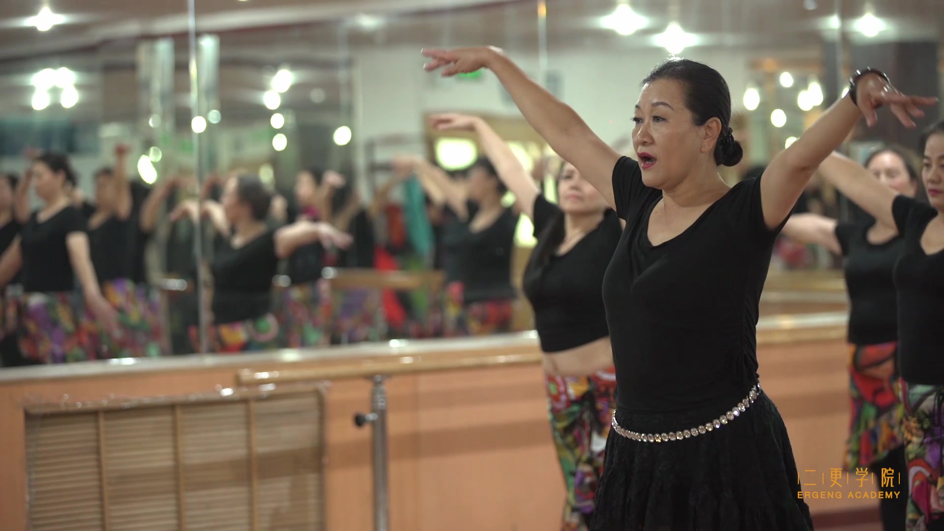 40多岁开始学肚皮舞,北京大妈带舞团跳出国门,走向国际