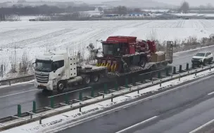 下载视频: 【G36宁洛高速】第一次拍到CNG、LNG双燃料牵引车