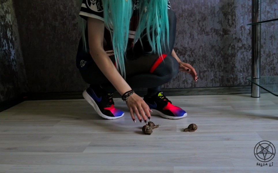 helgali小姐姐在家中发现了蜗牛,该怎么办呢