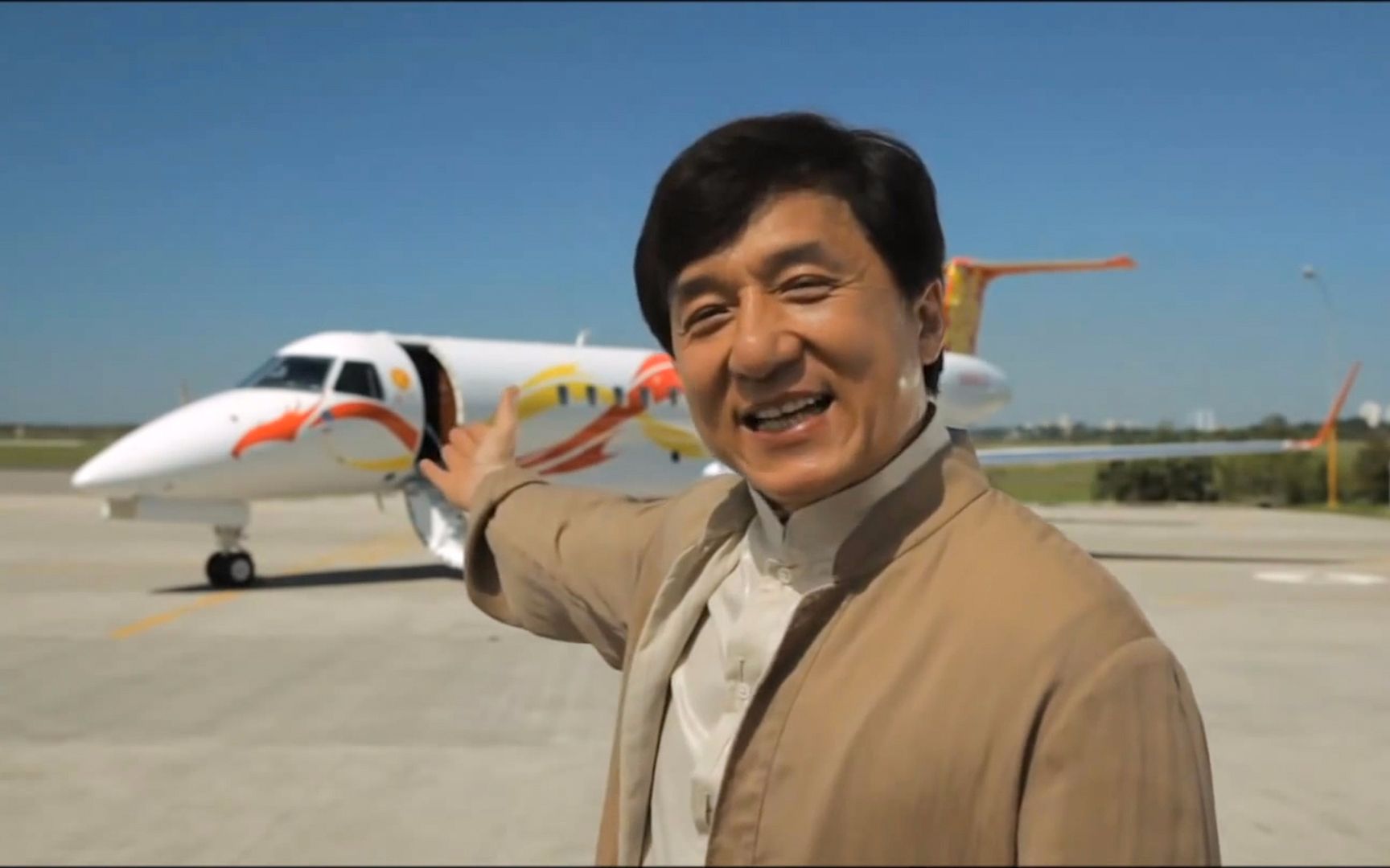 成龙私人公务机内舱首次曝光豪华客舱空中wifi一应俱全