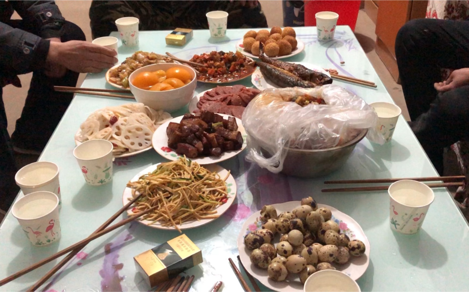 活动作品这么丰盛的一桌子菜怎么能不喝点好酒呢