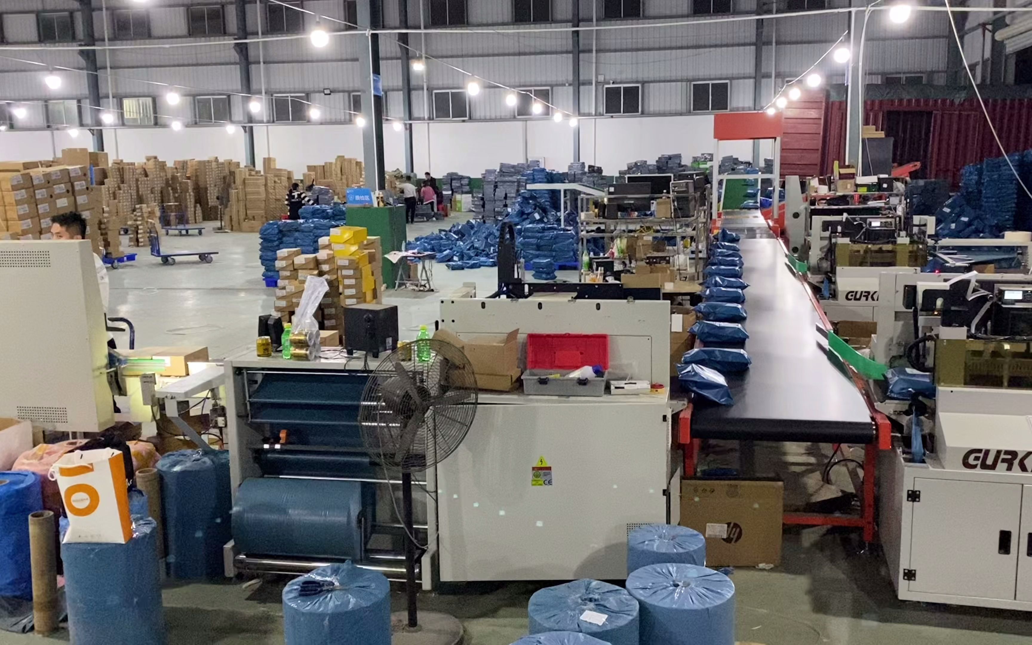 实拍电商仓储大型发货现场,使用固尔琦快递打包机,日发万单!