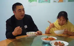 Download Video: 桃子姐和爸妈干完活，回家做一锅腊肉箜饭，配上大头菜，真解馋