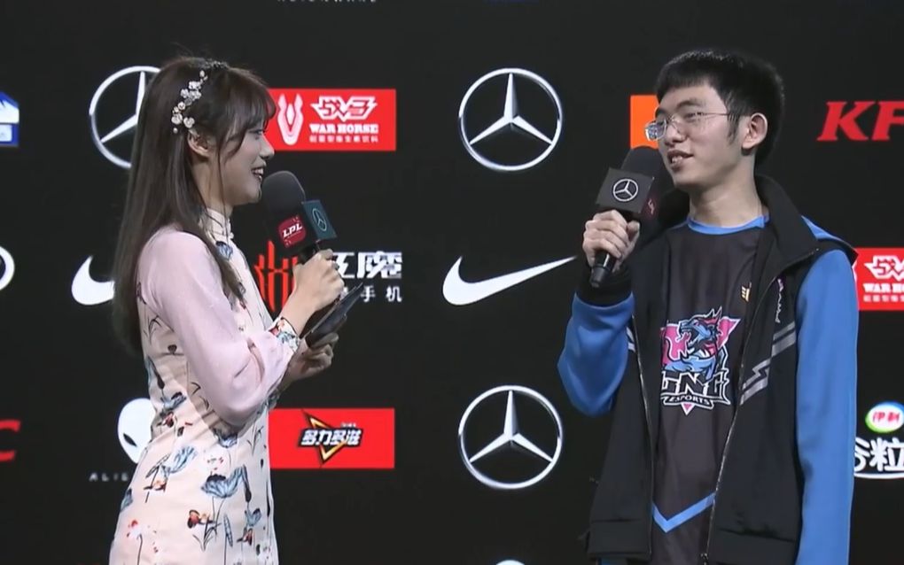 圣枪哥赛后为(g)i-dle送上祝福 没想到握手会的粉丝也是奶味蓝