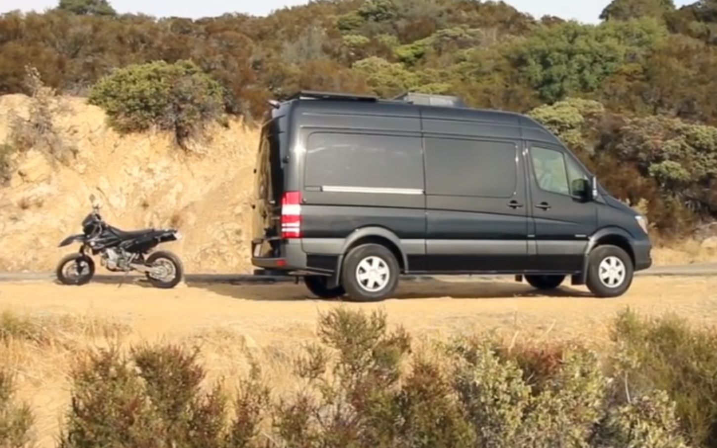 [图]内部可以停一辆摩托的房车，比较适合短途旅游