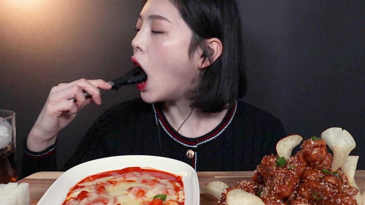 eatwithboki韩国美女吃播文福姬小姐姐涂上胡椒粉的炸鸡和辣味芝士炒