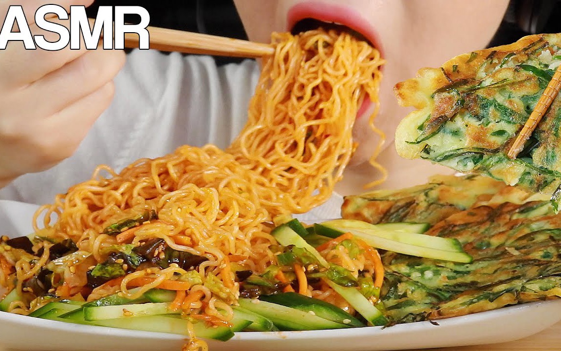 minee吃播蔬菜火鸡面煎菜饼