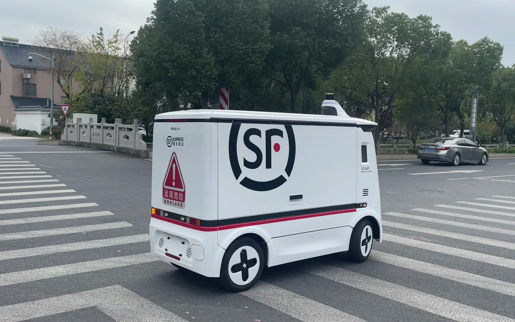 马路上遇见顺丰自动无人驾驶快递车,以后快递员会不会失业啊