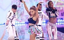 【现场回顾】A妹ArianaGrande于2014年维密秀现场演唱(小短腿就是小短腿)哔哩哔哩bilibili