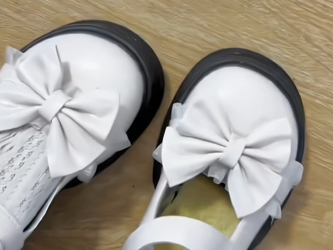 小皮鞋垫上过期面包好软好吸汗