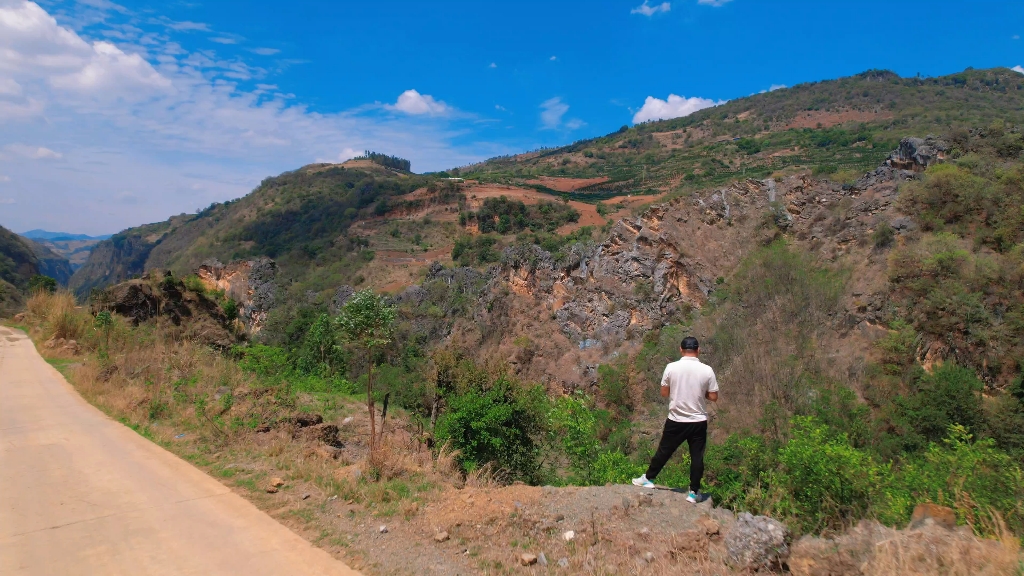 云南弥勒到玉溪,走了一百多公里盘山公路,找到抚仙湖