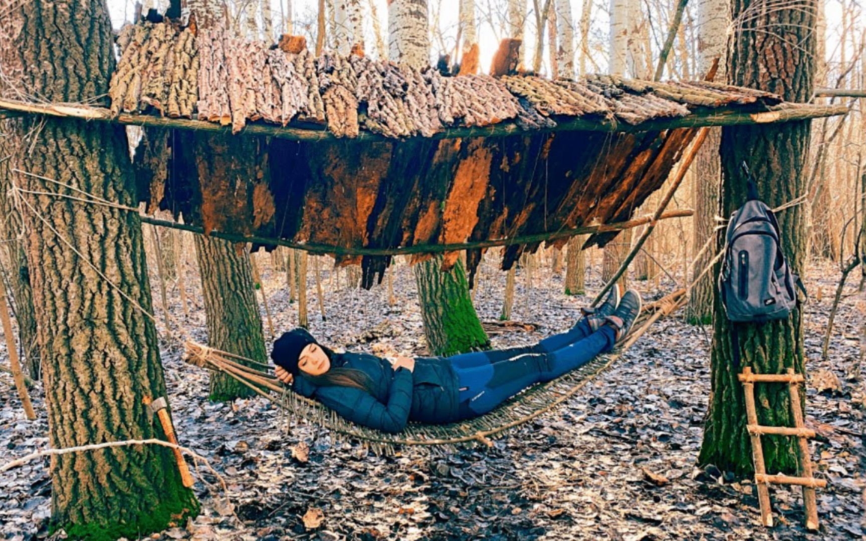 美女单挑荒野野外生存技术搭建一个休息庇护所树皮盖屋顶防雨防雪树条