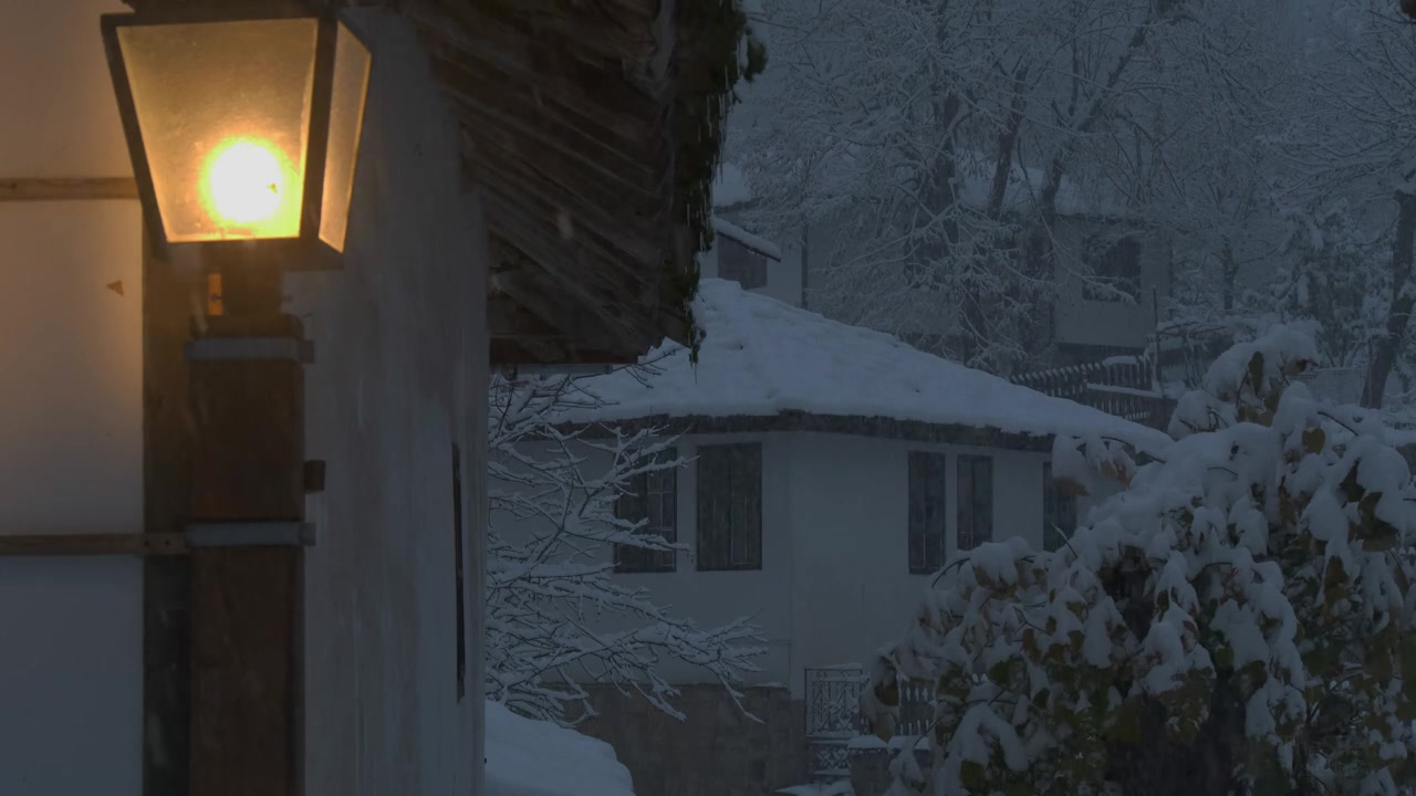 [图]雪村 - 黄昏下和平的雪 - 保加利亚的冬天 - 轻松的降雪视频