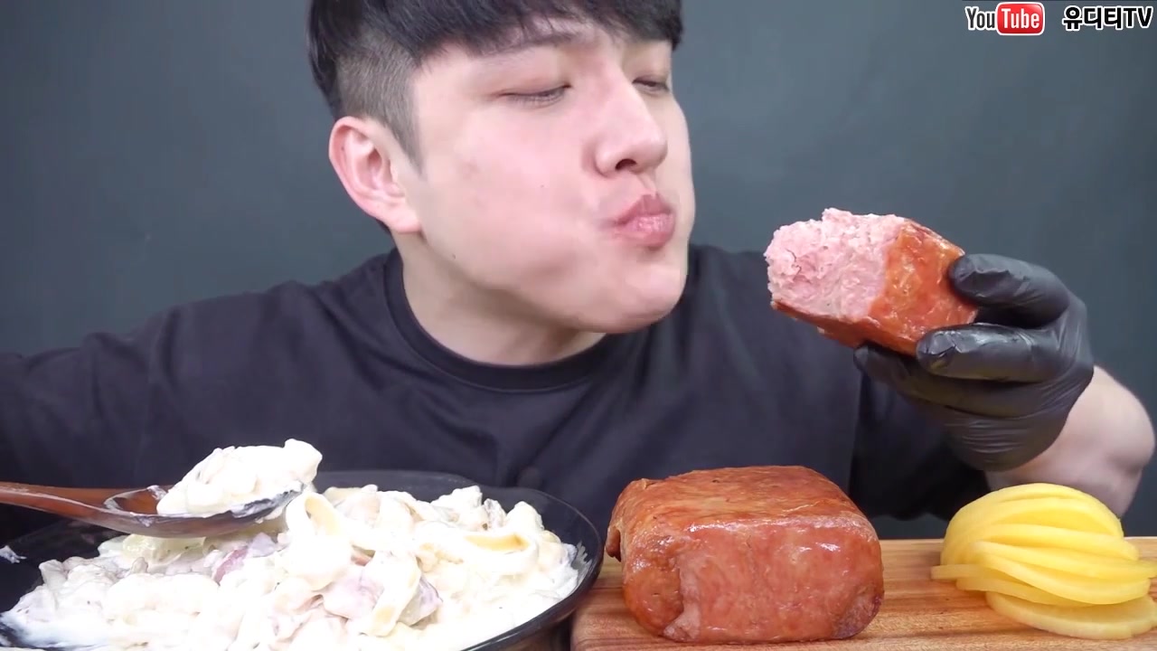 《深渊巨口》奶油意面 超大块午餐肉 大口吃肉的感觉真爽 韩国大胃王
