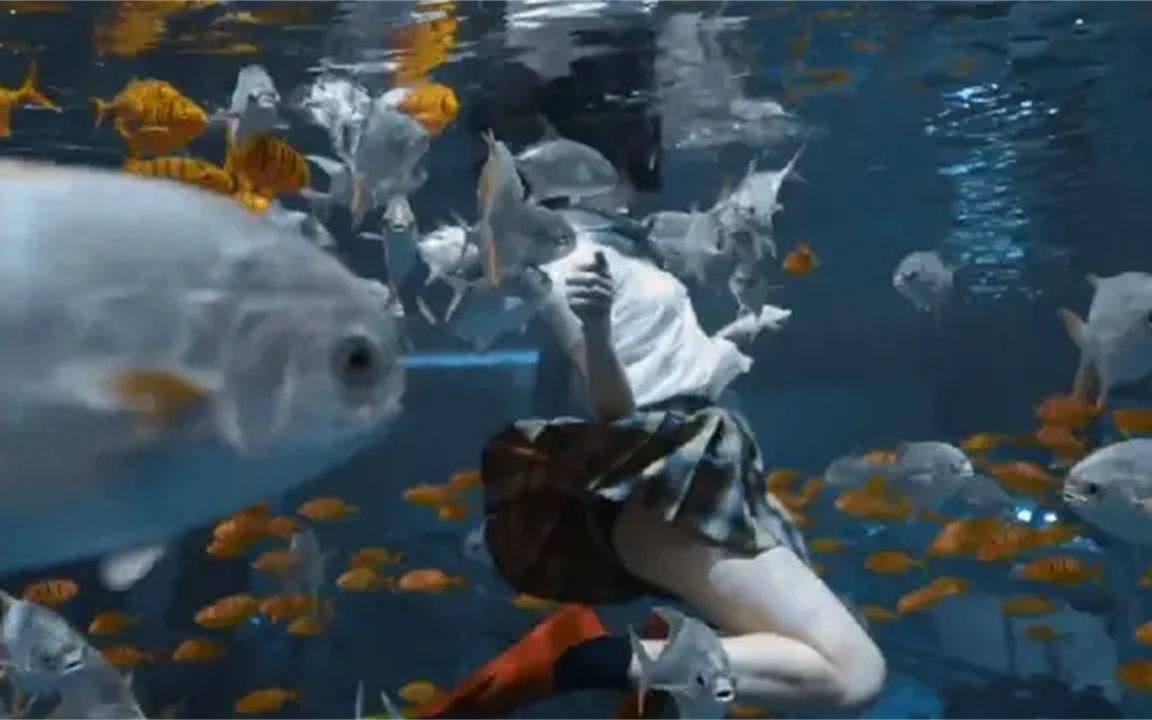 jk妹子水下畅游