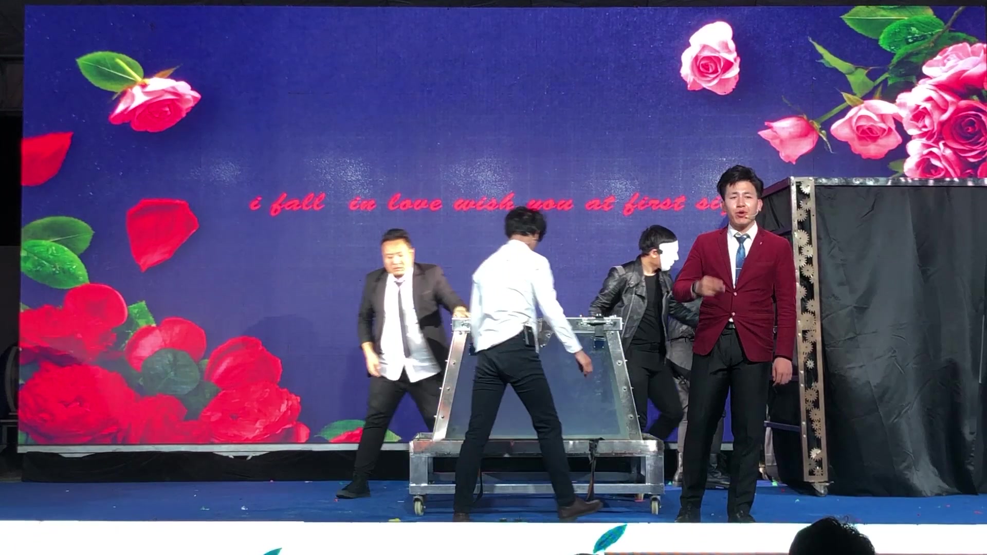 大型魔术《惊天水牢大逃生》_哔哩哔哩 (゜-゜)つロ 干杯~-bilibili