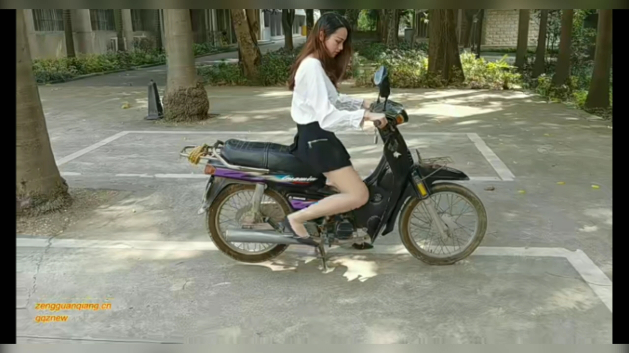 美女高跟鞋换拖鞋踩发轰油弯梁摩托车