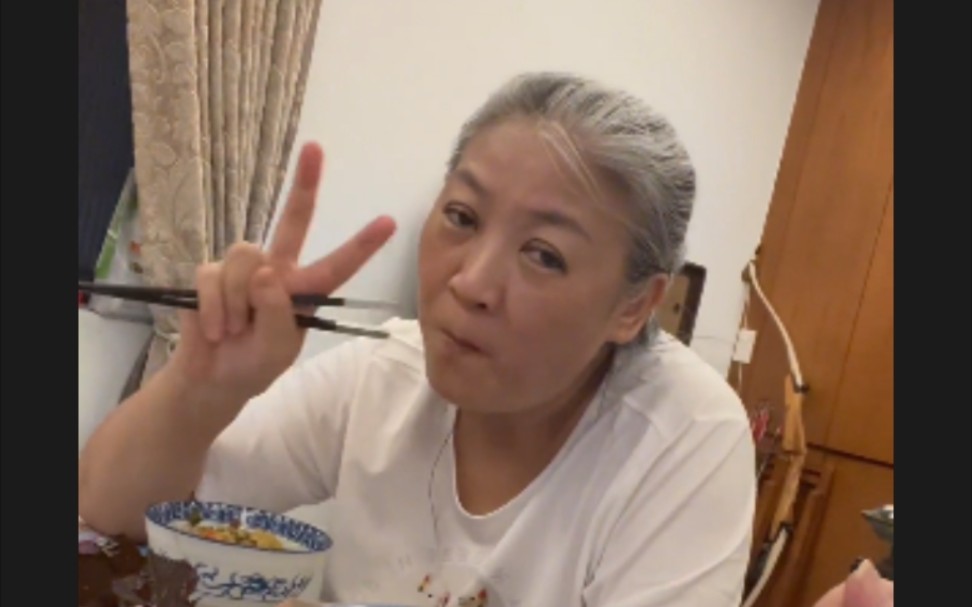 【李立群】:一家人的晚餐:老婆炒的米粉,北海道的黄花鱼,自家菜园种的紫苏,柠檬,嘎啦汤哔哩哔哩bilibili